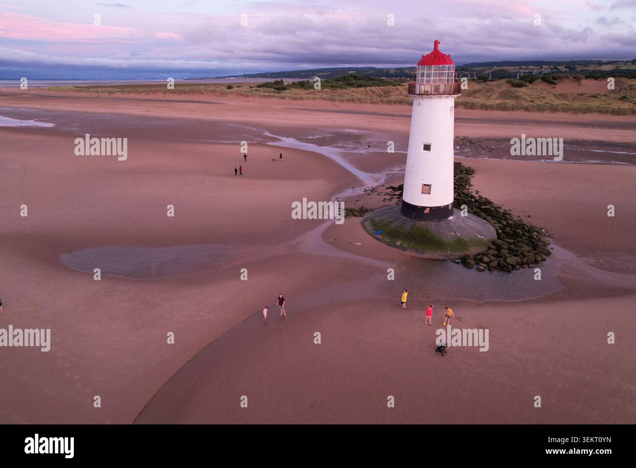 Drone vue sur le phare de point d'Ayr également connu a le phare de Talacre contre un ciel de coucher de soleil orageux Banque D'Images