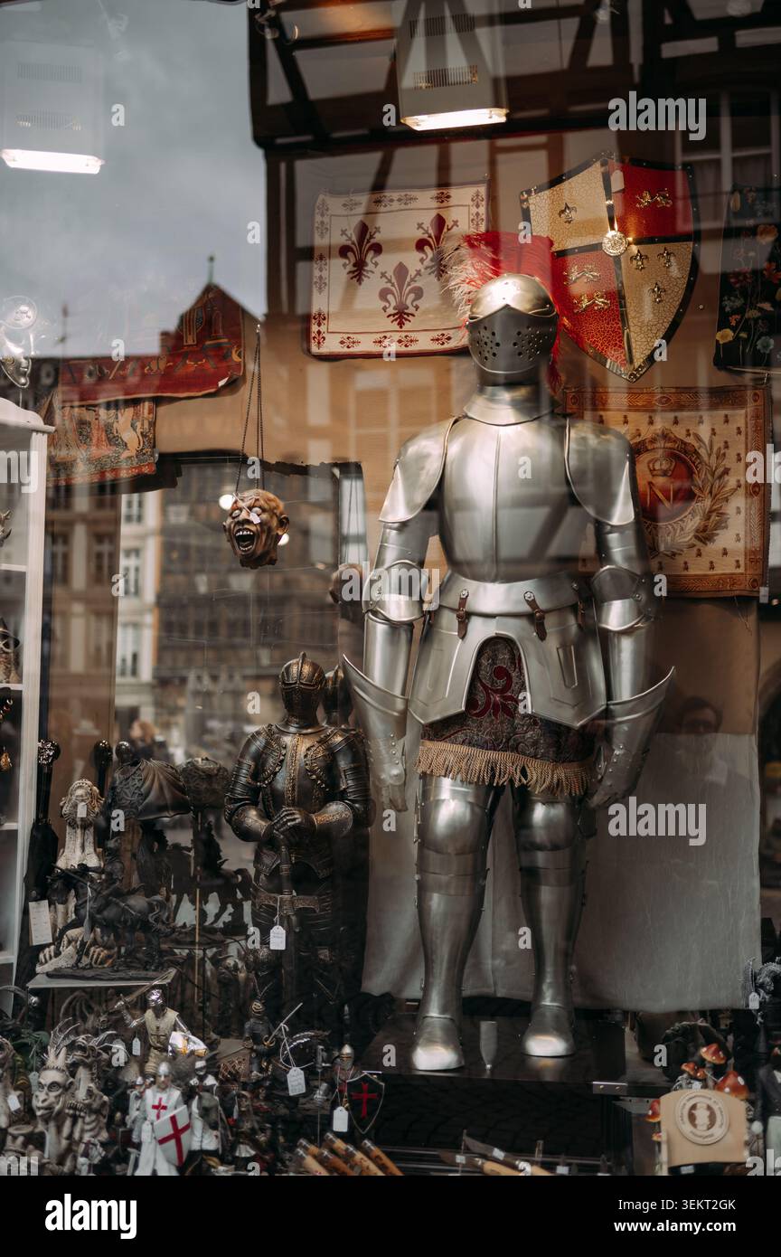 Strasbourg, France - 6 octobre 2025 : armure de chevalier médiéval et souvenirs historiques dans une vitrine de magasin touristique à Strasbourg Banque D'Images