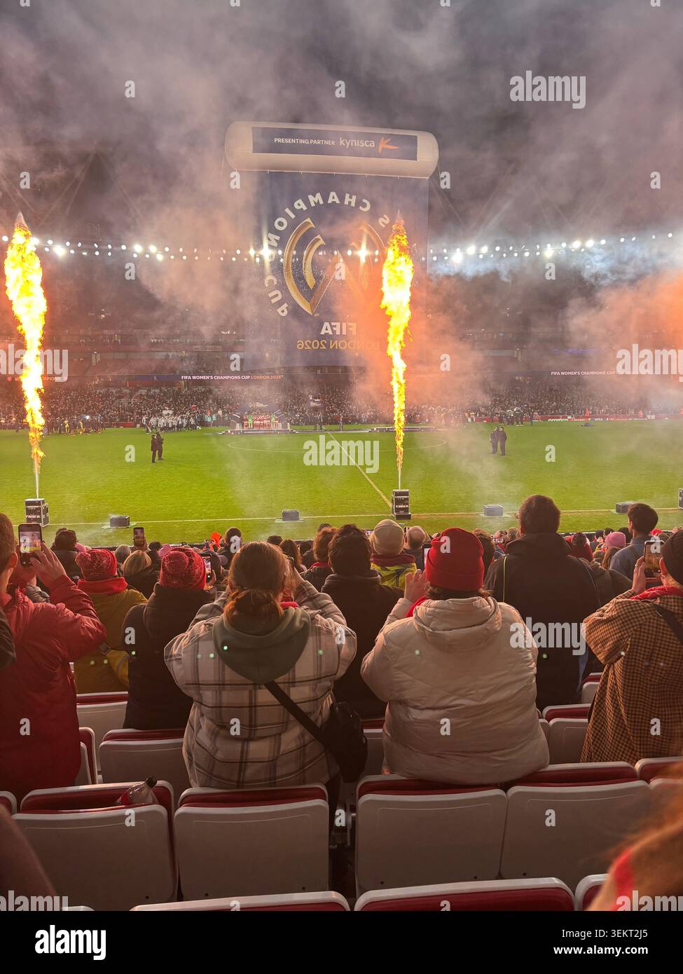 Arsenal WFC SPECTACLE DE FEU D'ARTILLERIE ET DE LUMIÈRES PRÉ-MATCH À L'EMIRATES STADIUM LONDRES - Image de stock capturée avec un smartphone