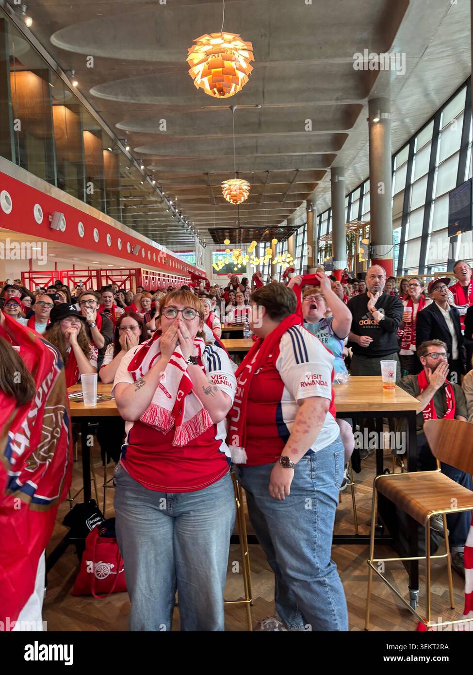 Londres Royaume-Uni 24 mai 2025 les fans d'Arsenal Ladies regardent anxiously Inside a Emirates Stadium Club Level Bar projeter la finale européenne - Image de stock capturée avec un smartphone