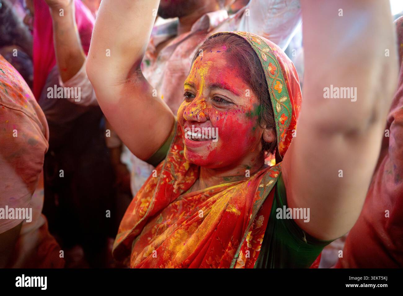 Des fêtards couverts de poudre colorée célébrant Holi, temple Govind Devji, Jaipur, Rajasthan, Inde Banque D'Images