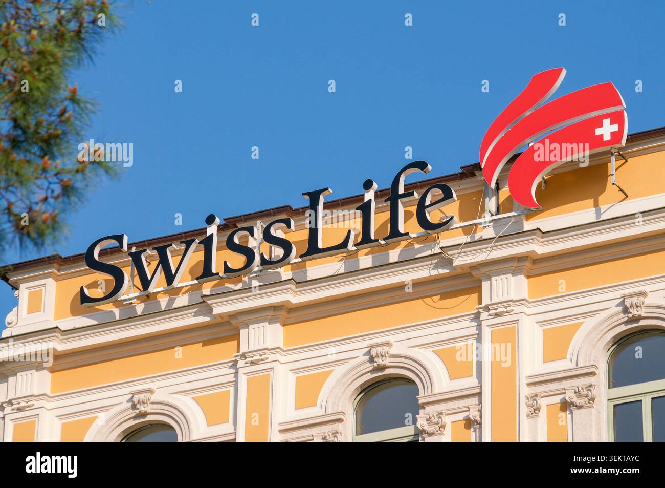 Lugano, Tessin, Suisse - 24 mai 2026 : gros plan du logo officiel de la compagnie d'assurance vie suisse sur la façade du bâtiment à Lugano Banque D'Images