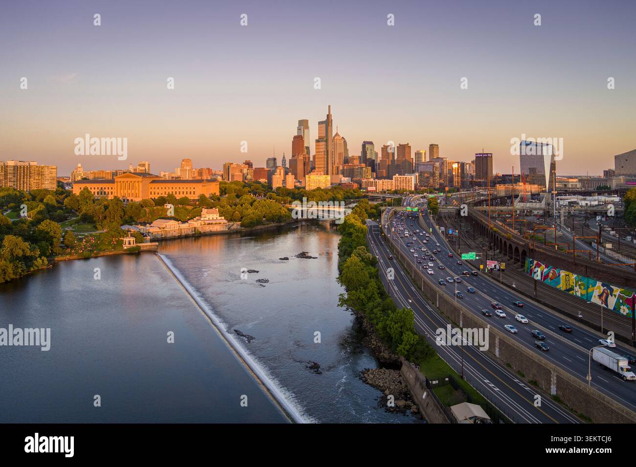 Horizon de Philadelphie au coucher du soleil, Philadelphie Pennsylvanie USA 2026 Banque D'Images