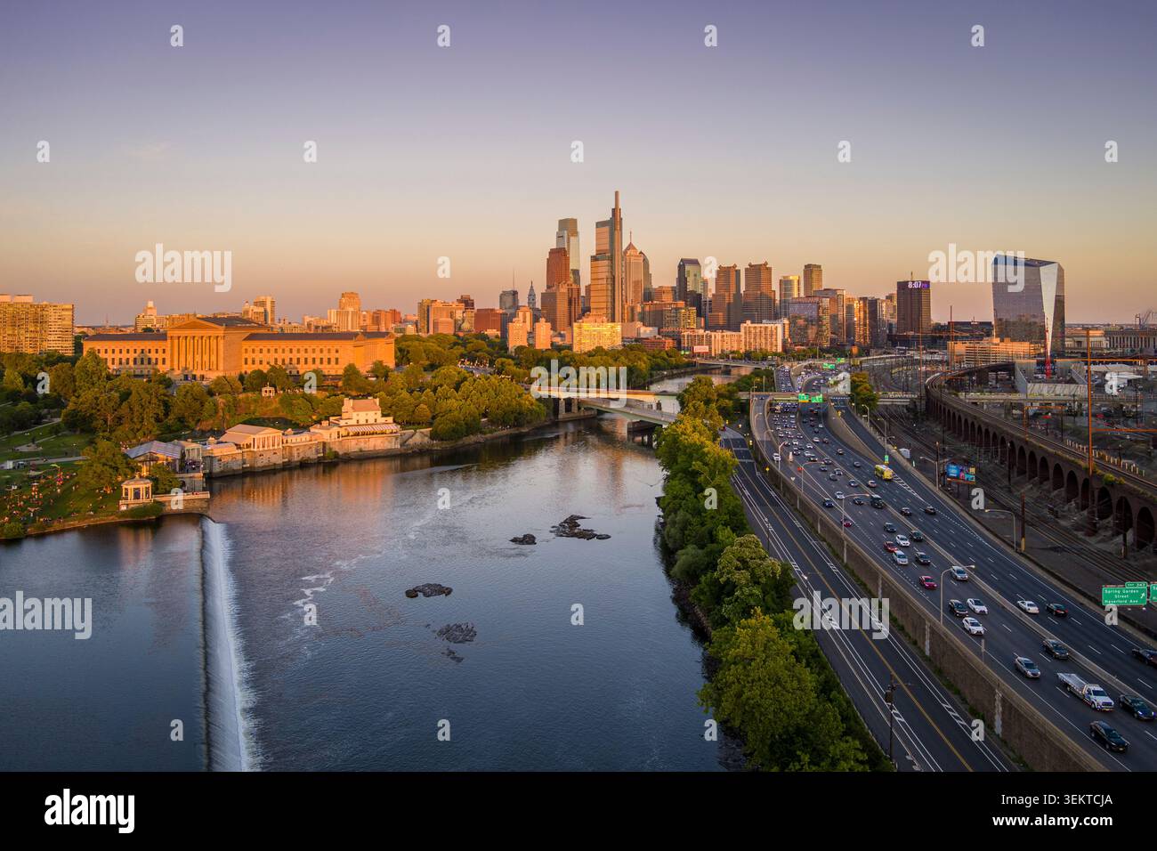 Horizon de Philadelphie au coucher du soleil, Philadelphie Pennsylvanie USA 2026 Banque D'Images
