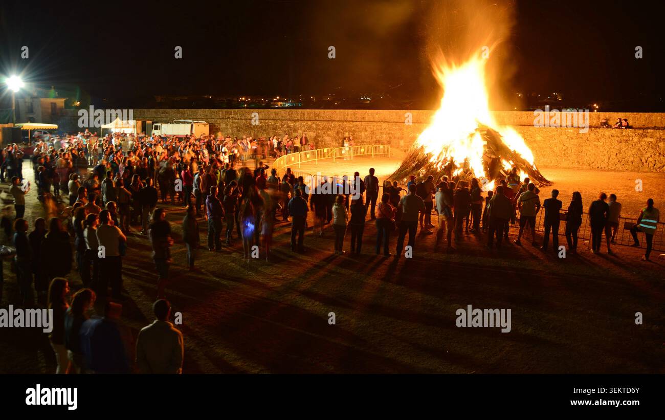 L’énorme feu de joie de St John dans la nuit du 23 juin. Une tradition d'origine celtique dans le nord du Portugal et en Galice Banque D'Images