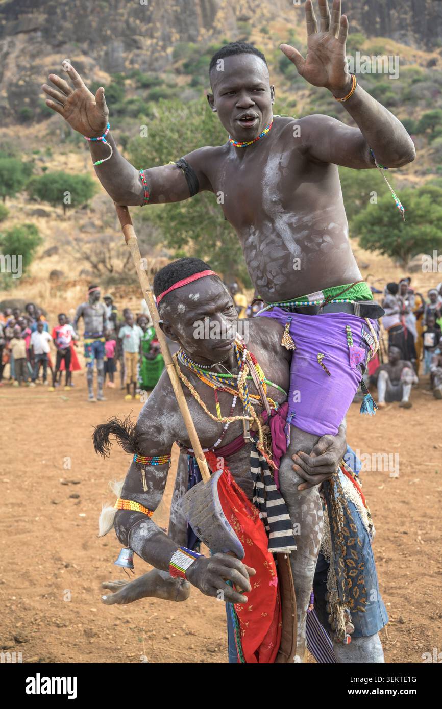 Guerrier Nuba soulevant un autre lutteur sur ses épaules comme signe de victoire. Banque D'Images