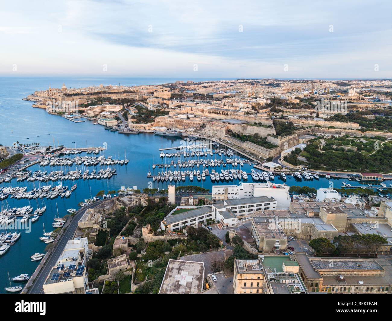 Vue aérienne de la ville historique de la Valette et du port rempli de yachts blancs et de voiliers amarrés près de fortifications en pierre à Malte. Banque D'Images
