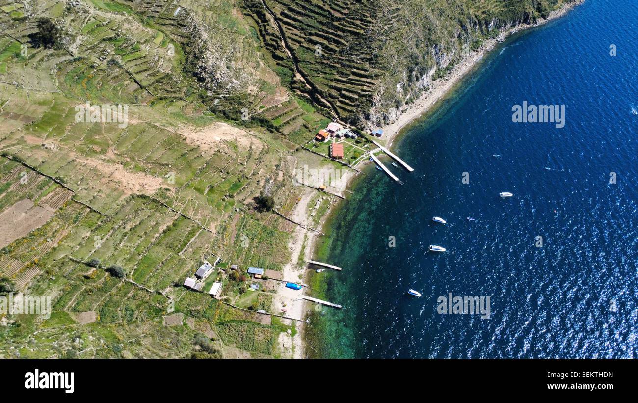 Vue aérienne par drone du village et du port de Yumani, Isla del sol, lac Titicaca, Bolivie. Bateaux traditionnels amarrés. Banque D'Images