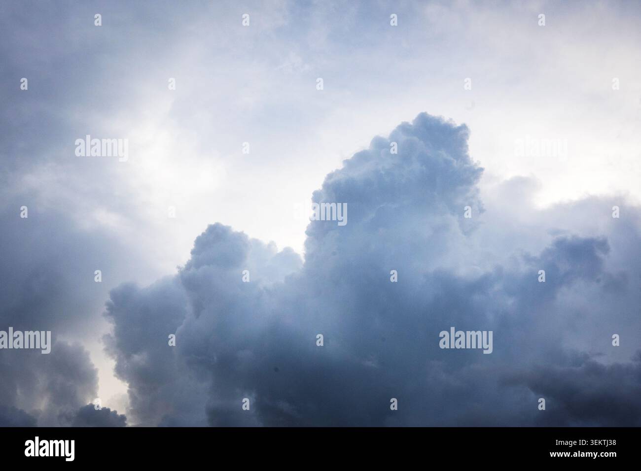 Ciel dramatique avec de lourds nuages cumulus, parfait pour le remplacement du ciel ou les textures atmosphériques. Banque D'Images