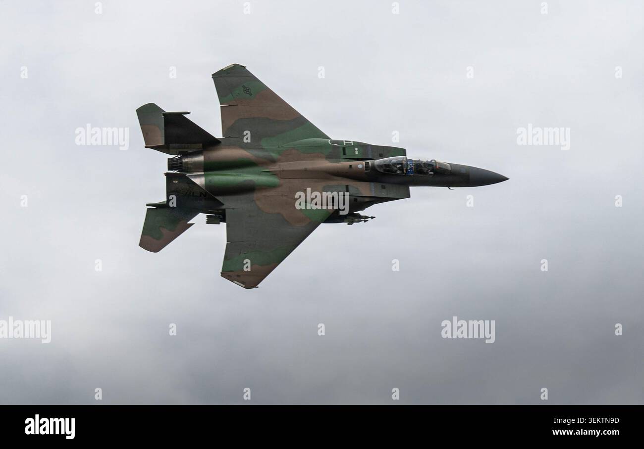 Un avion F-15E Strike Eagle de l'US Air Force affecté au 494th Fighter Squadron vole à travers la boucle de Mach, au pays de Galles, le 7 mai 2026. Aller au ski Banque D'Images
