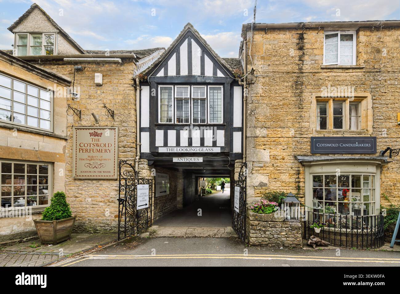 Bâtiments historiques médiévaux à demi en bois le long de Victoria Street à Bourton-on-the-Water, une ville de la région des Cotswolds en Angleterre Banque D'Images