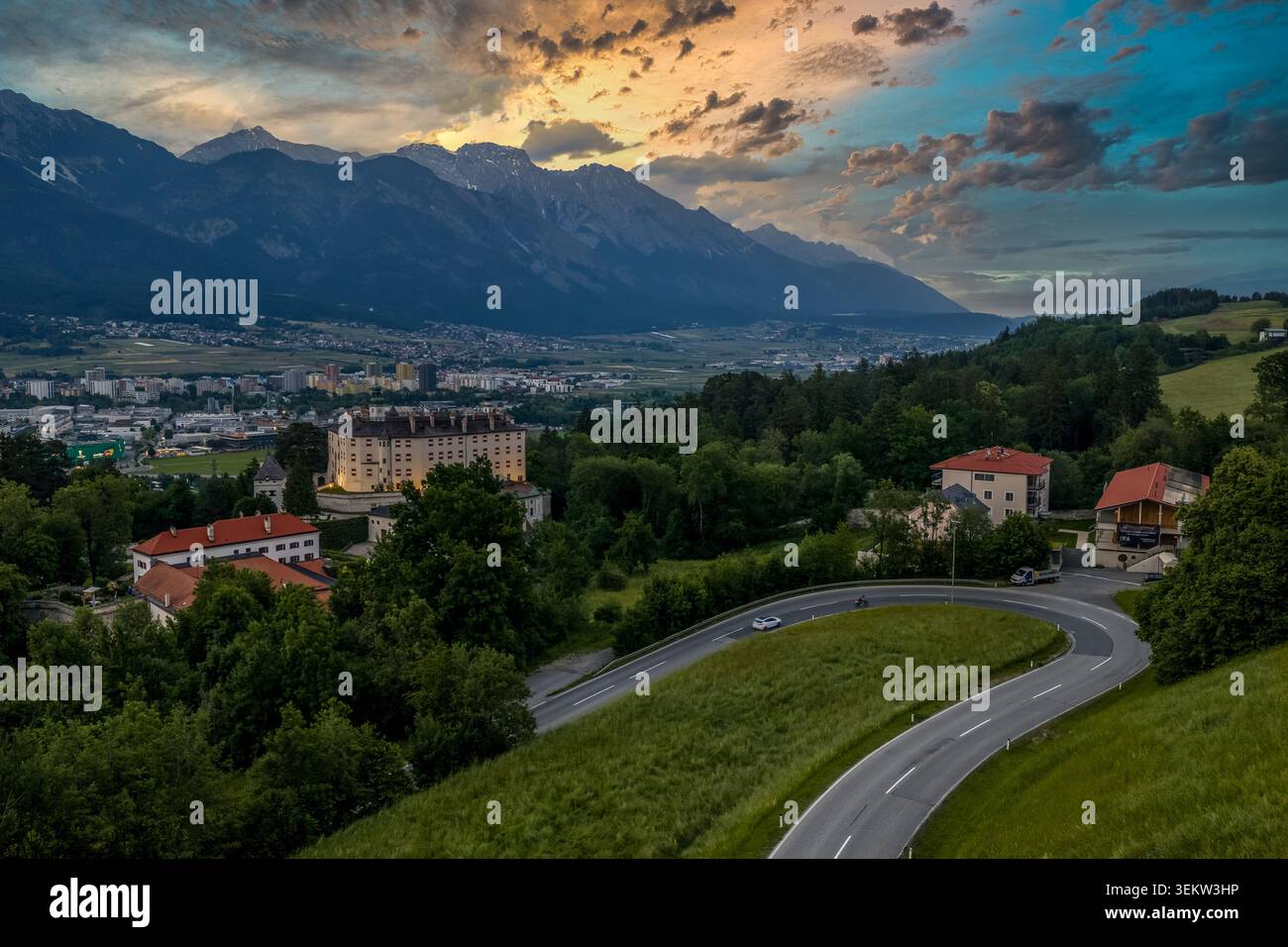 Vue aérienne par drone de la vallée de l'Inn à Innsbruck, Tyrol, Autriche, capturée au coucher du soleil avec la silhouette de la chaîne de montagnes Karwendel et Nordkette Banque D'Images