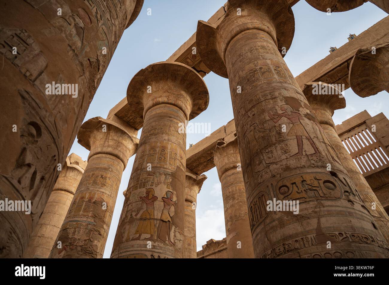 Colonnes principales en papyrus avec des reliefs peints vivement au temple de Karnak à Louxor Banque D'Images