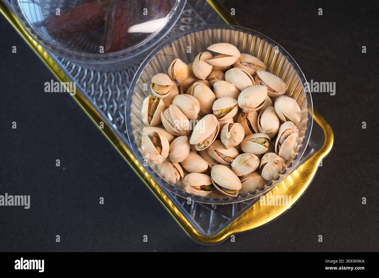 Pistaches exposées dans un bol pour une friandise à l'heure de la collation Banque D'Images
