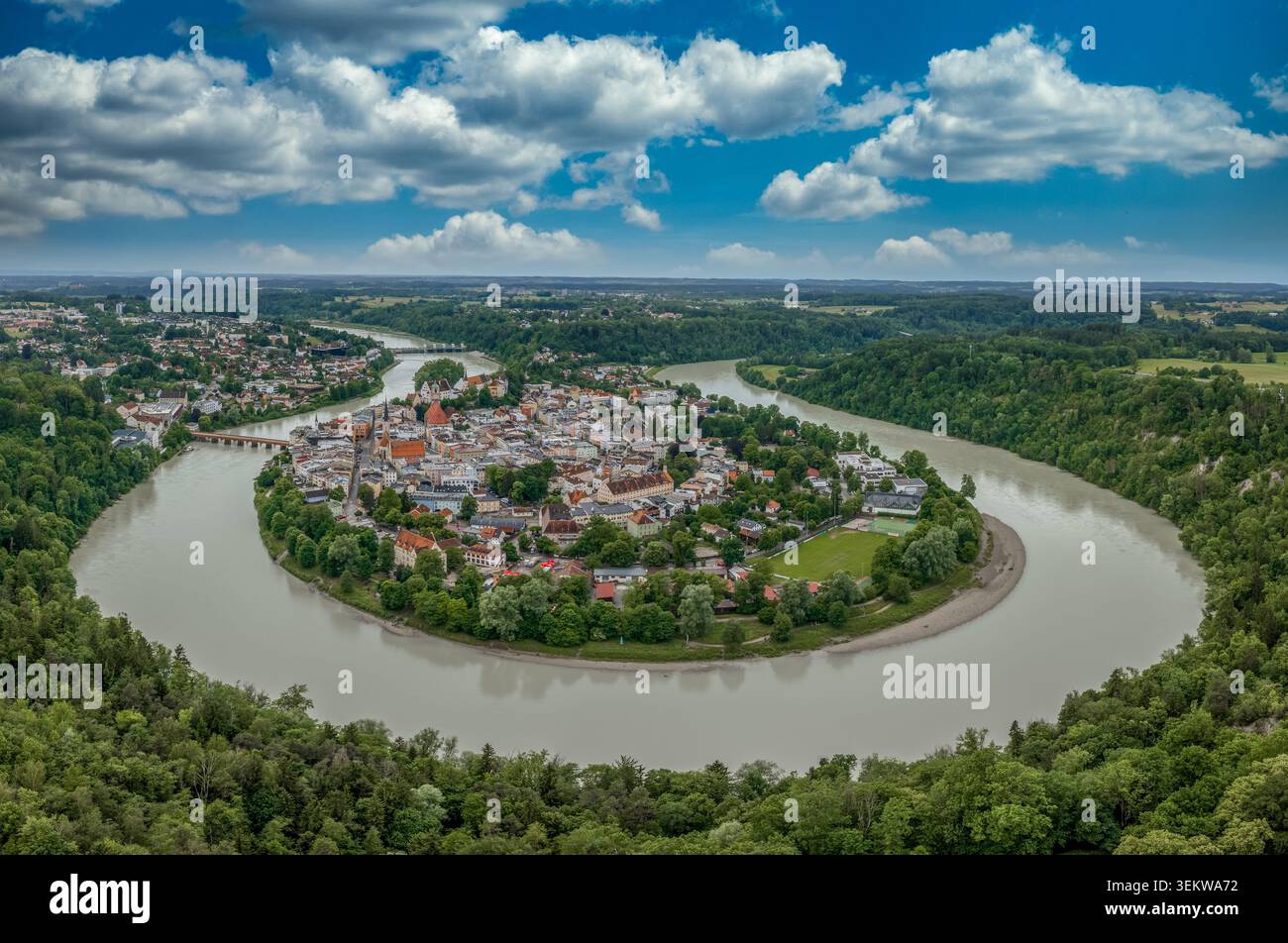Spectaculaire drone aérien vue de Wasserburg am Inn en haute-Bavière, Allemagne, avec la vieille ville historique située sur une péninsule complètement encerclée par un Banque D'Images