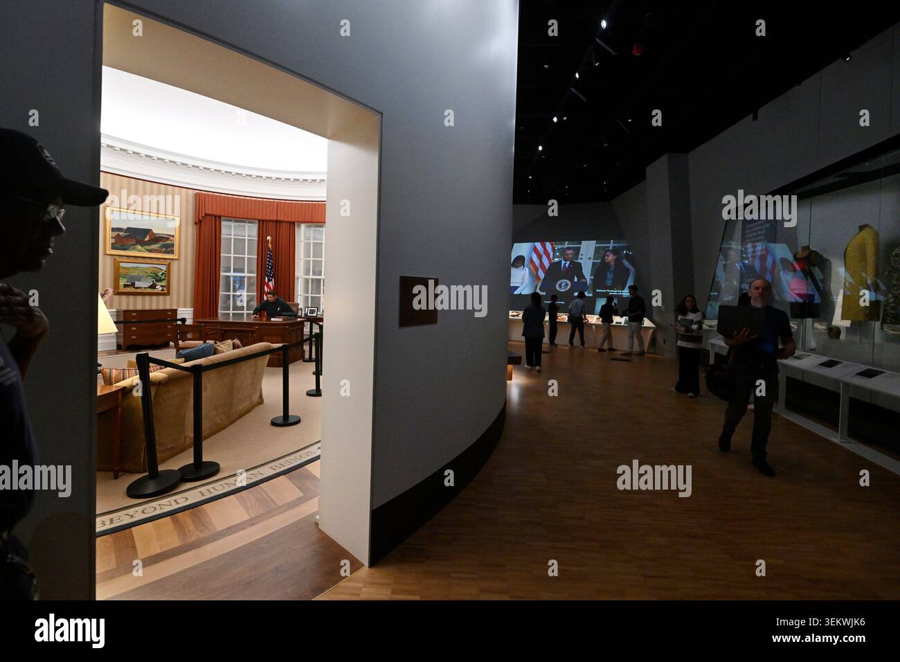 Visitors tour the Obama Presidential Center in Chicago, Thursday, May 28, 2026. (AP Photo/Paul Beaty) Banque D'Images