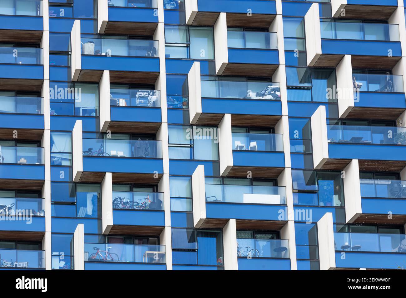 Façade bleue moderne d'immeuble d'appartements avec balcons blancs Banque D'Images