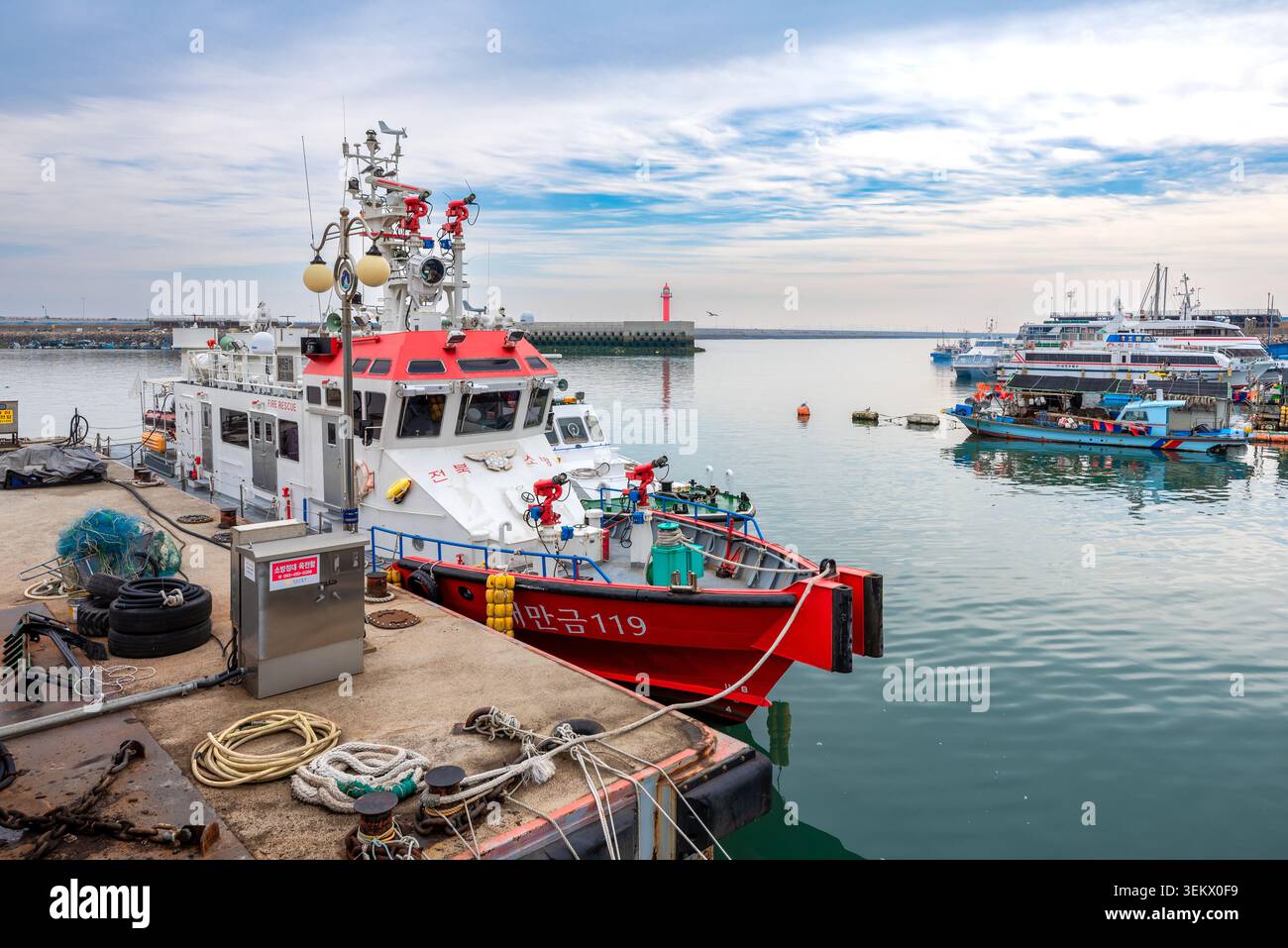 Bateau-feu amarré au port de Bieung, Gunsan, Corée du Sud Banque D'Images