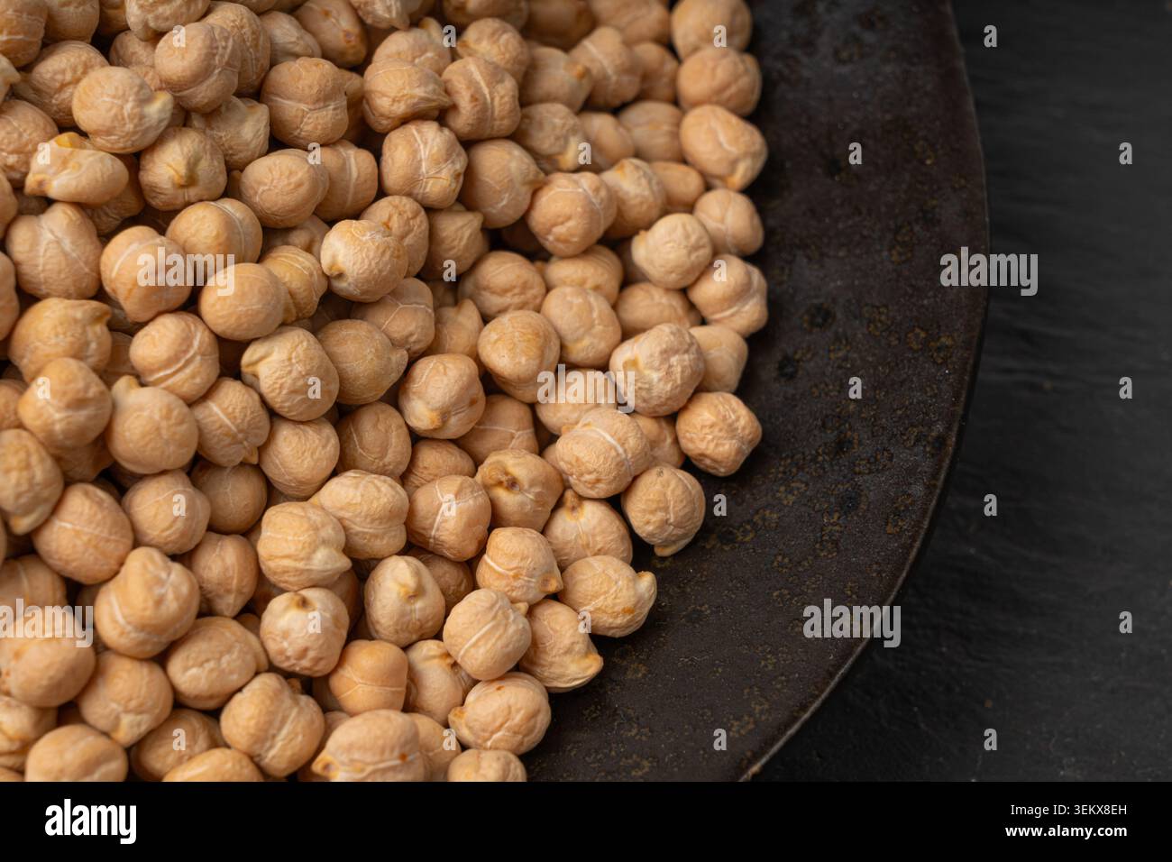 Fond de texture de pois chiches, bannière de pois chiches, motif de fruits secs Cicer arietinum, maquette crue de légumineuse de gramme du Bengale, haricots garbanzo, pois égyptiens comestibles Banque D'Images
