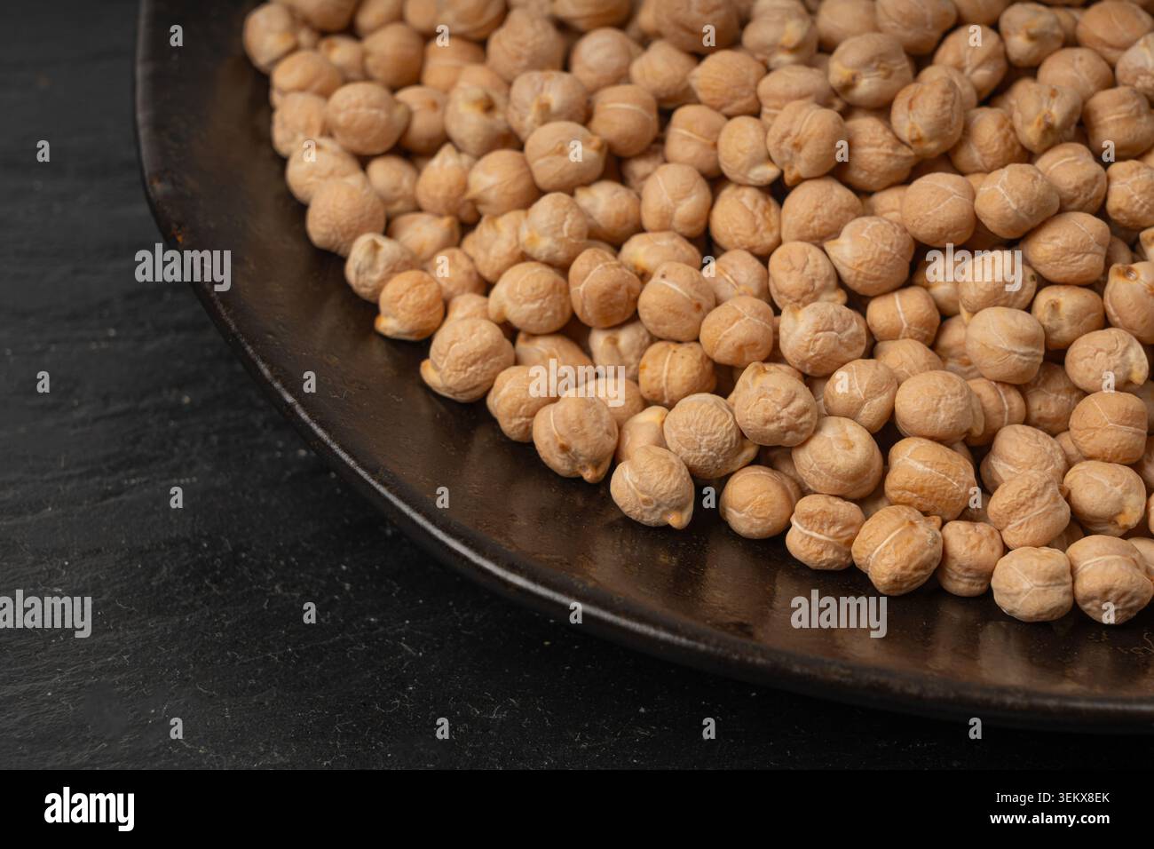 Fond de texture de pois chiches, bannière de pois chiches, motif de fruits secs Cicer arietinum, maquette crue de légumineuse de gramme du Bengale, haricots garbanzo, pois égyptiens comestibles Banque D'Images