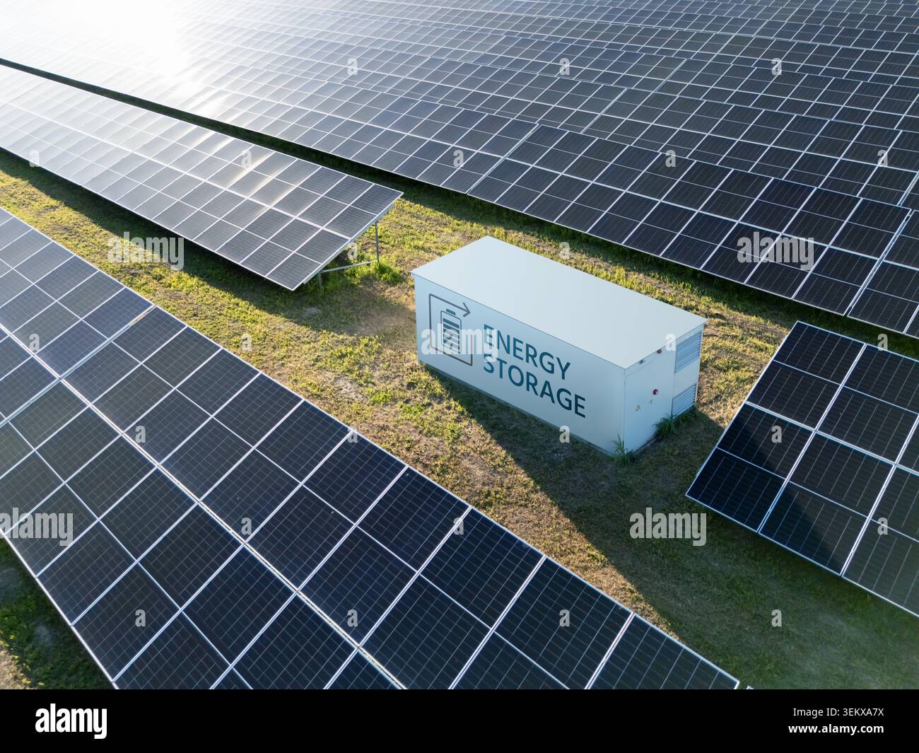 Vue aérienne de la centrale solaire avec stockage d'énergie. Banque D'Images