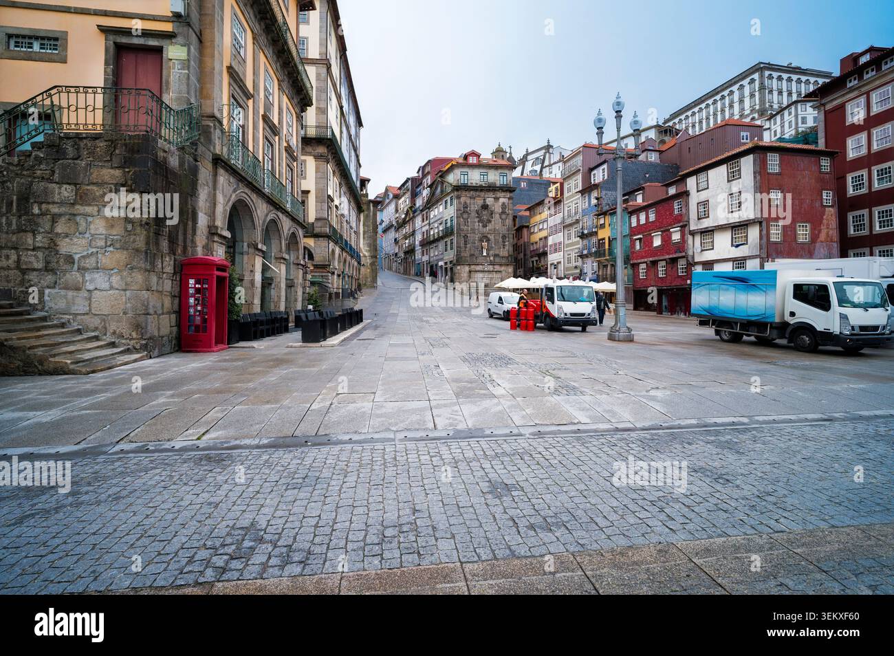 Place Ribeira à Porto avec des bâtiments colorés Banque D'Images