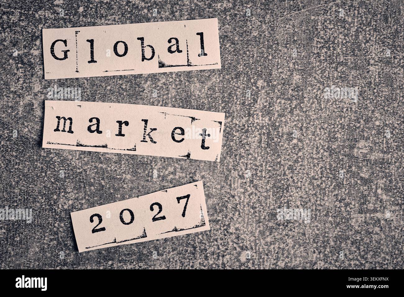 Marché mondial 2027 mots conceptuels découpés dans du papier sur une surface grise texturée rugueuse en monochrome Banque D'Images