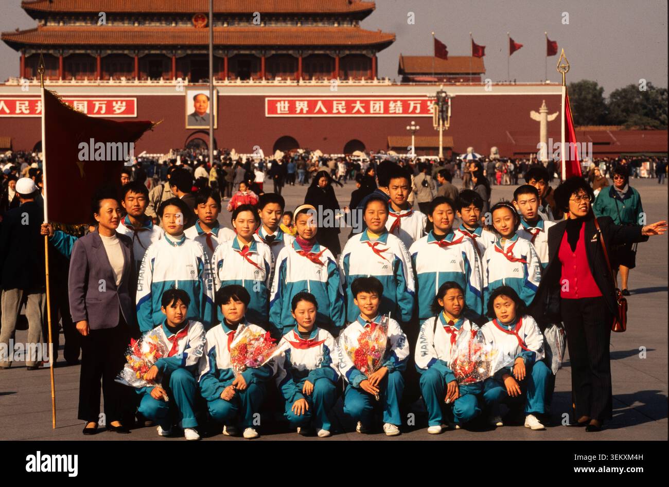 Les élèves se forment pour une photo de groupe, place Tianamen, Pékin 1998. Banque D'Images