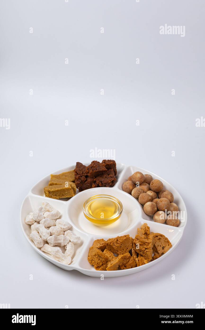 Vue de dessus plat de bonbons traditionnels d'Asie centrale et fromage kurt Banque D'Images