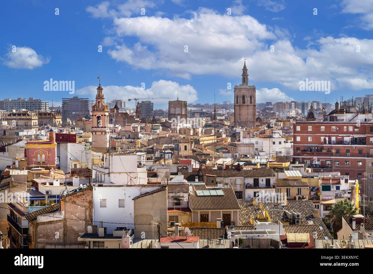 Vue du centre historique de Valence depuis le sommet des tours quart, Espagne. Horizon de la vieille ville et toits sous le ciel ensoleillé Banque D'Images