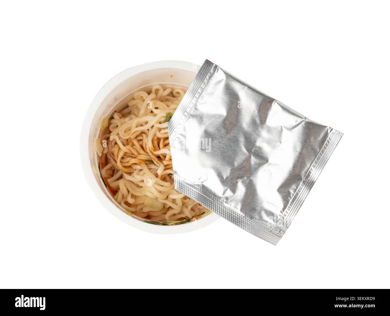 Nouilles instantanées sèches cuisant dans une tasse isolée. ajout d'épices aux spaghettis dans l'eau chaude, pâtes alimentaires rapides dans le récipient, nouilles ramen instantanées ouvertes Banque D'Images