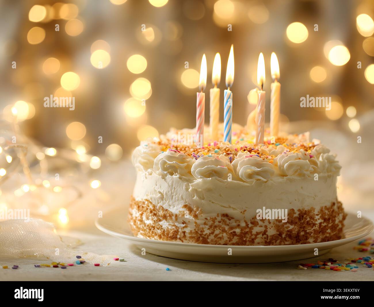 Gâteau d'anniversaire avec des bougies allumées sur une assiette, fond de célébration festive, horiz Banque D'Images