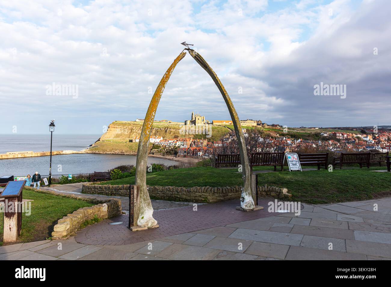 Whitby, Yorkshire, Royaume-Uni, Angleterre L'emblématique monument encadré de Whalebone Arch se tenant sur la falaise ouest de Whitby, regardant de l'autre côté de l'embouchure de la rivière Esk Banque D'Images