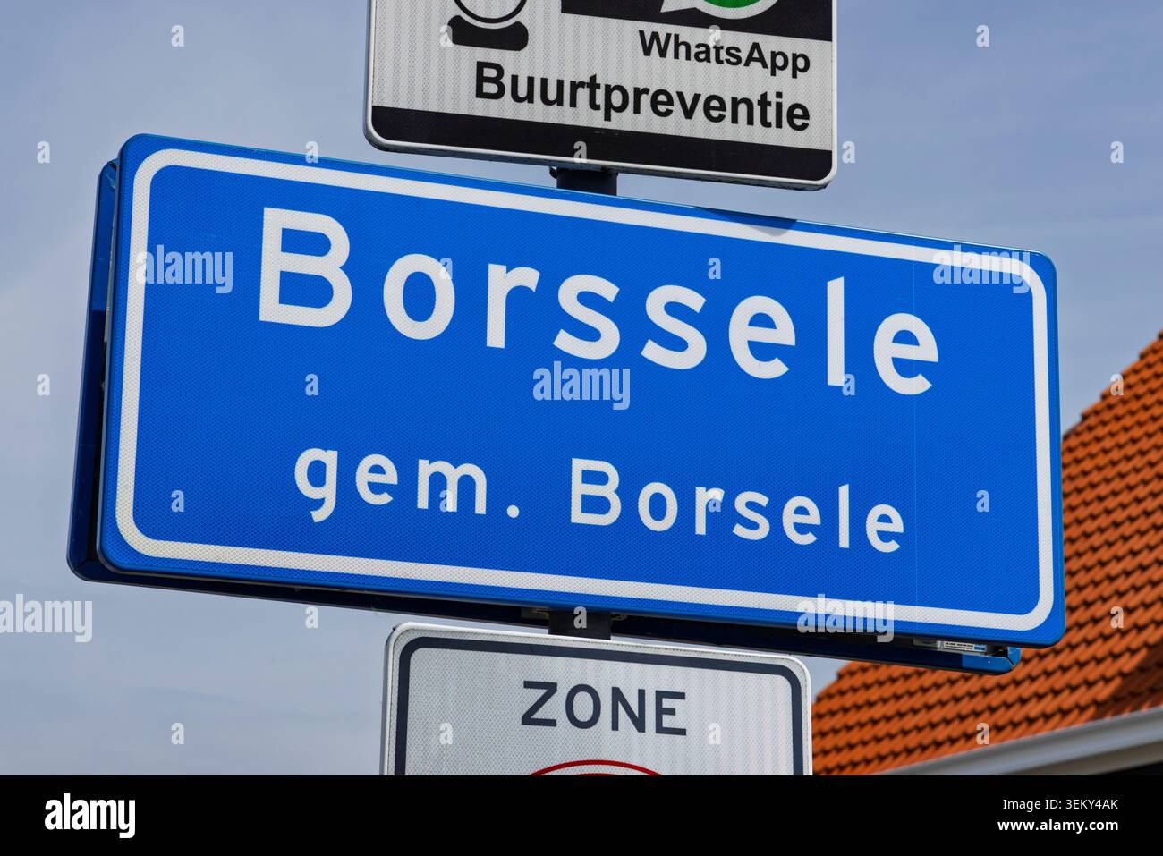 Borssele, pays-Bas. Vue rapprochée du panneau bleu du nom du village pour Borssele, qui fait partie de la municipalité de Borsele, avec surveillance du quartier et vitesse z Banque D'Images