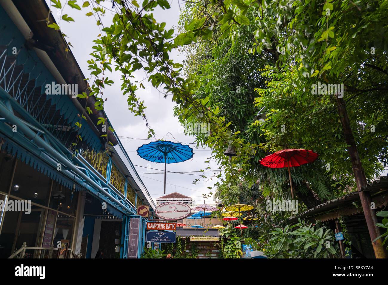Solo, Indonésie - 04.02.2024 : vue sur la rue du village touristique de Kauman Batik à Solo, Indonésie. Une zone touristique célèbre dans la ville de Solo, ou Surakarta, Indonésie Banque D'Images