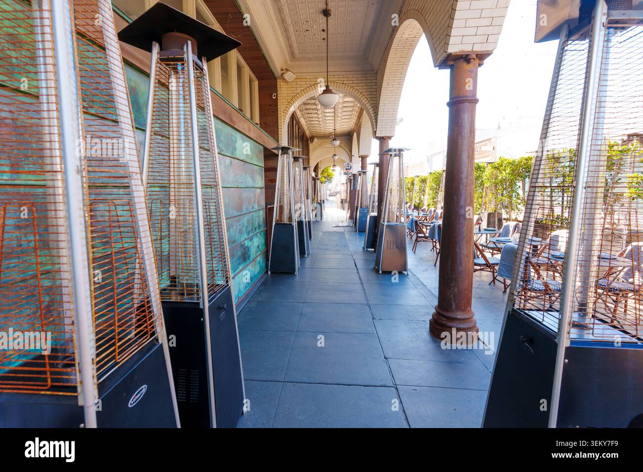 Venice Beach, Californie - 8 janvier 2026 : salle à manger extérieure à Venice Beach, Californie, avec des chauffages de patio pyramidaux, des tables de café et des t blancs Banque D'Images