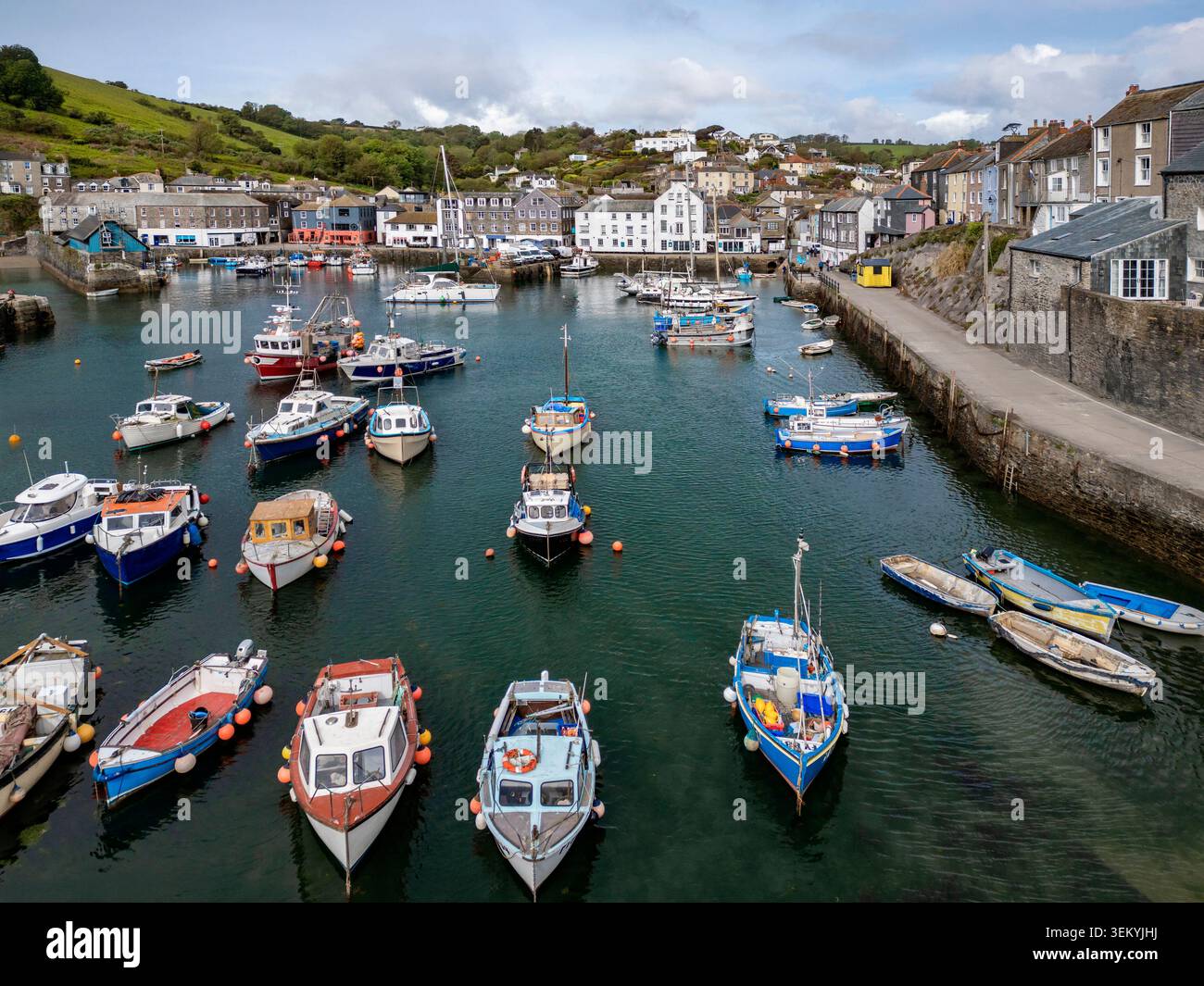 Le port dans le village côtier et le port de Mevagissey sur la côte sud de Cornouailles dans le sud-ouest de l'Angleterre. Banque D'Images