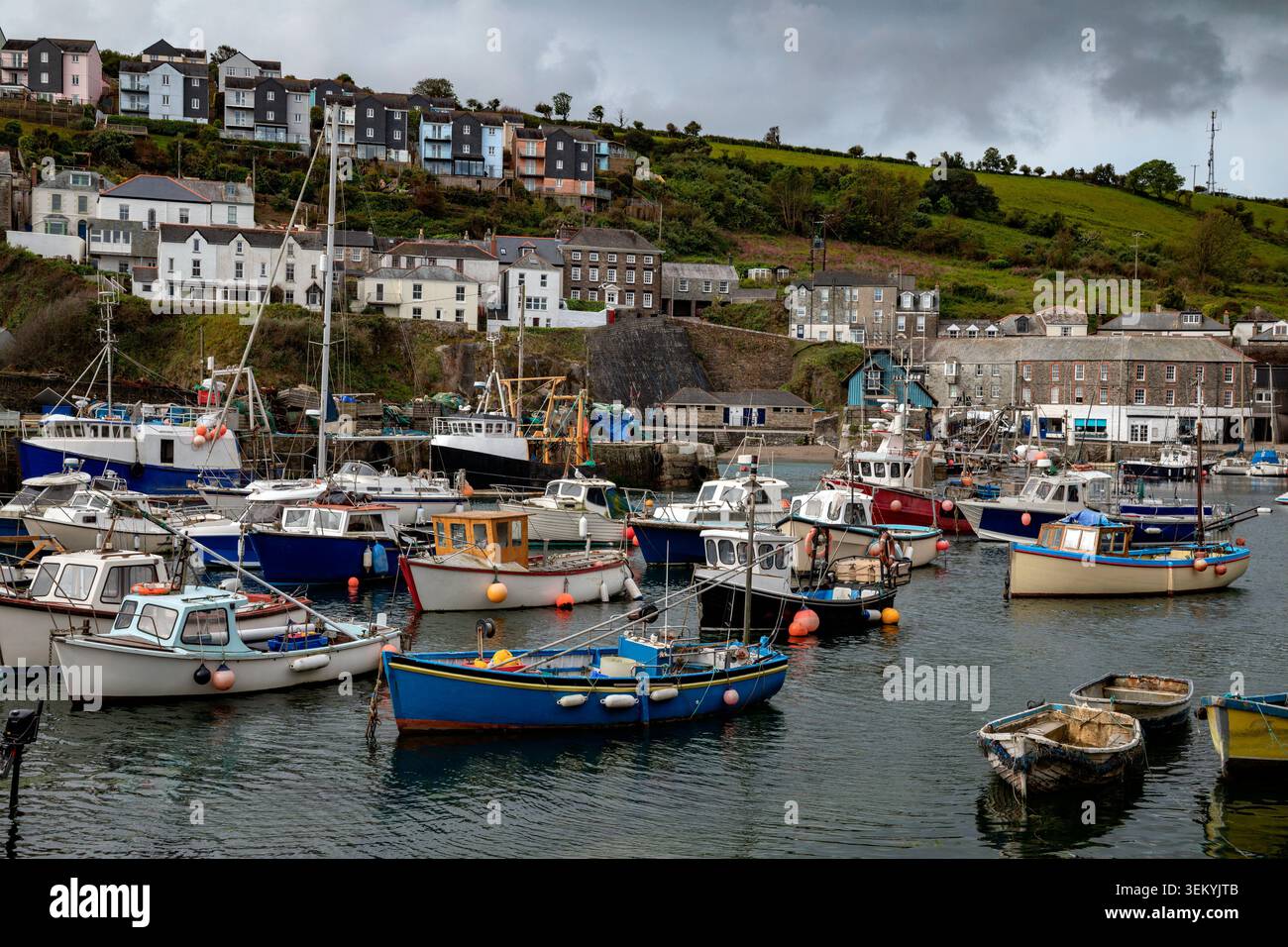 Le port dans le village côtier et le port de Mevagissey sur la côte sud de Cornouailles dans le sud-ouest de l'Angleterre. Banque D'Images