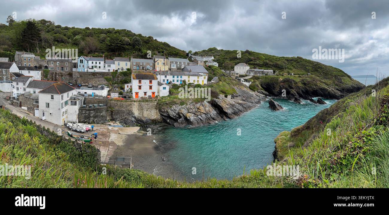Le port dans le village côtier et le port de Portloe sur la côte sud de Cornouailles dans le sud-ouest de l'Angleterre. Banque D'Images