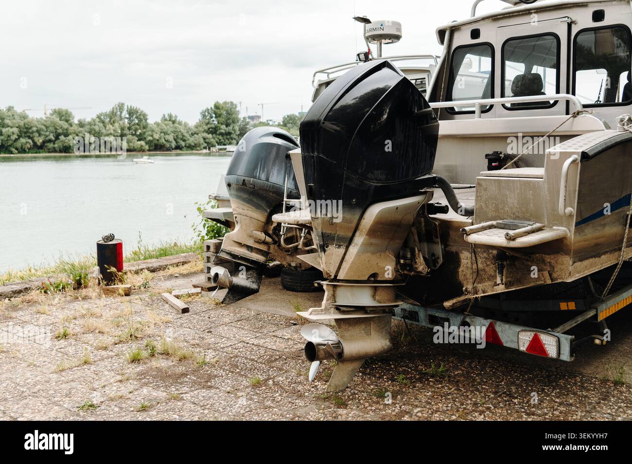 Moteurs hors-bord haute performance montés sur un bateau de police fluviale. Concept de technologie marine et de disponibilité opérationnelle. Banque D'Images