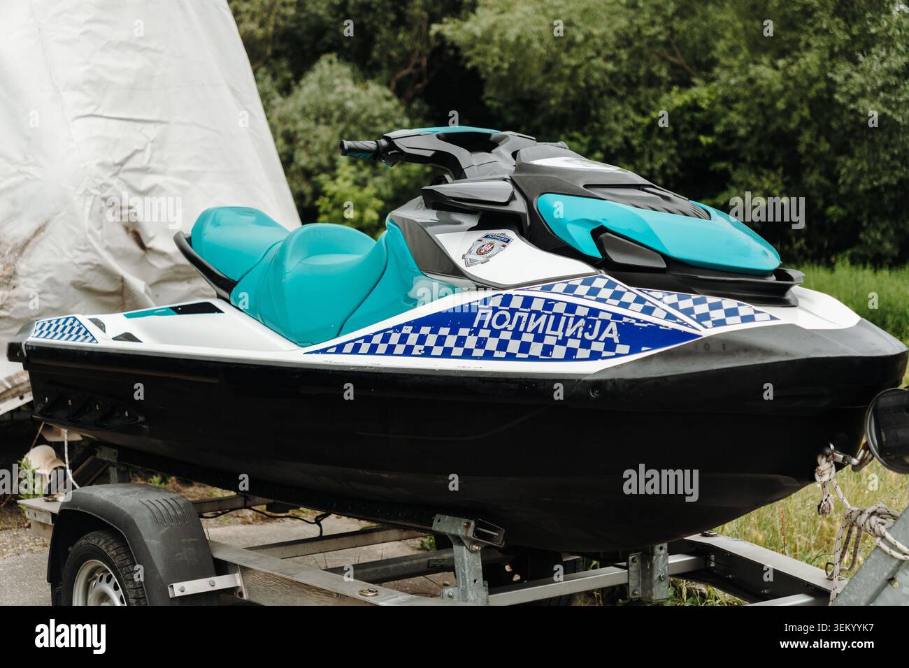 Jet ski de la police prêt à être déployé près du front de rivière. Concept de réponse rapide et de sécurité aquatique. Banque D'Images