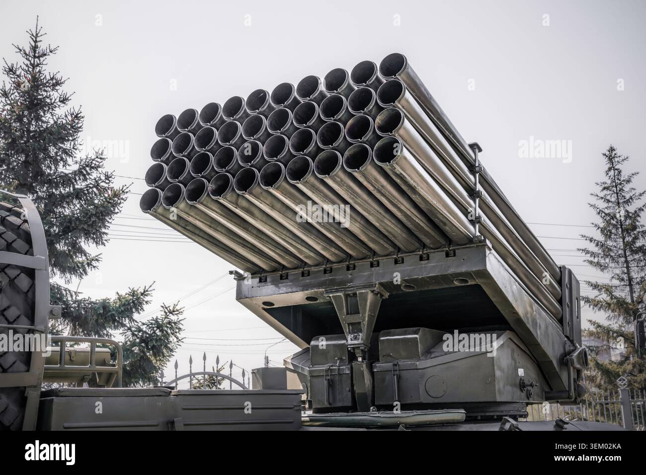 Vue rapprochée des tubes lanceurs d'un système de lancement de roquettes multiples monté sur du matériel militaire. Artillerie de roquette, technologie des armes, forces armées, d Banque D'Images