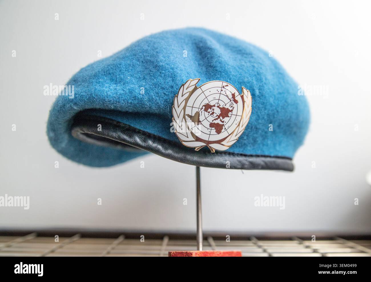 Un béret bleu de l'ONU avec badge de l'ONU Banque D'Images