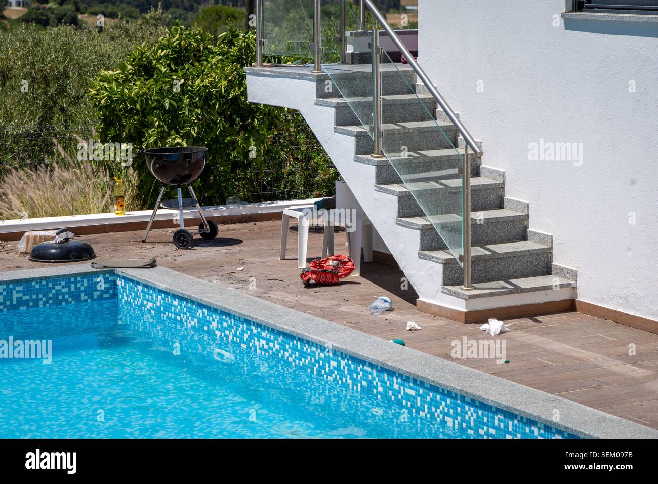 Monte Canelas Algarve Portugal, Une journée lumineuse et ensoleillée prépare le terrain pour les loisirs en plein air, avec une piscine bleue et un grill au charbon de bois prêt pour Banque D'Images