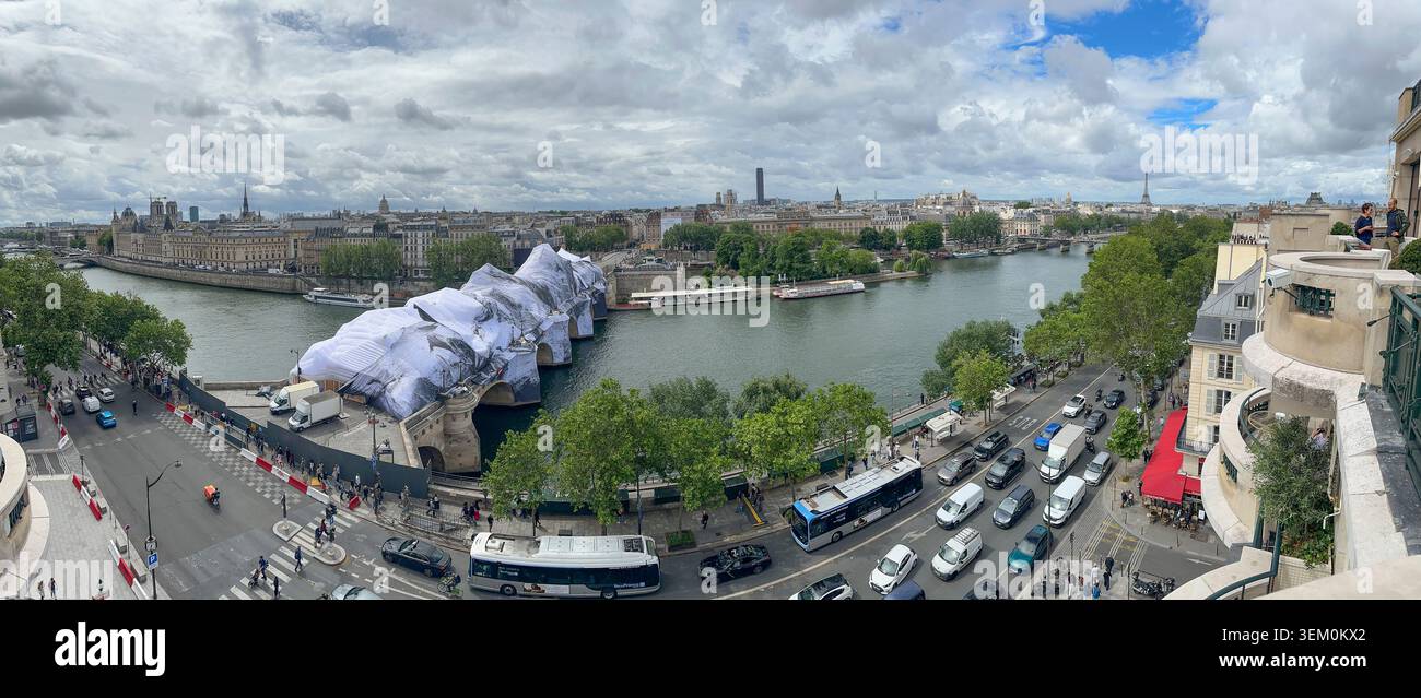LA CAVERNE PONT NEUF BY JR DÉCHIRÉ PAR UNE TEMPÊTE À PARIS Banque D'Images