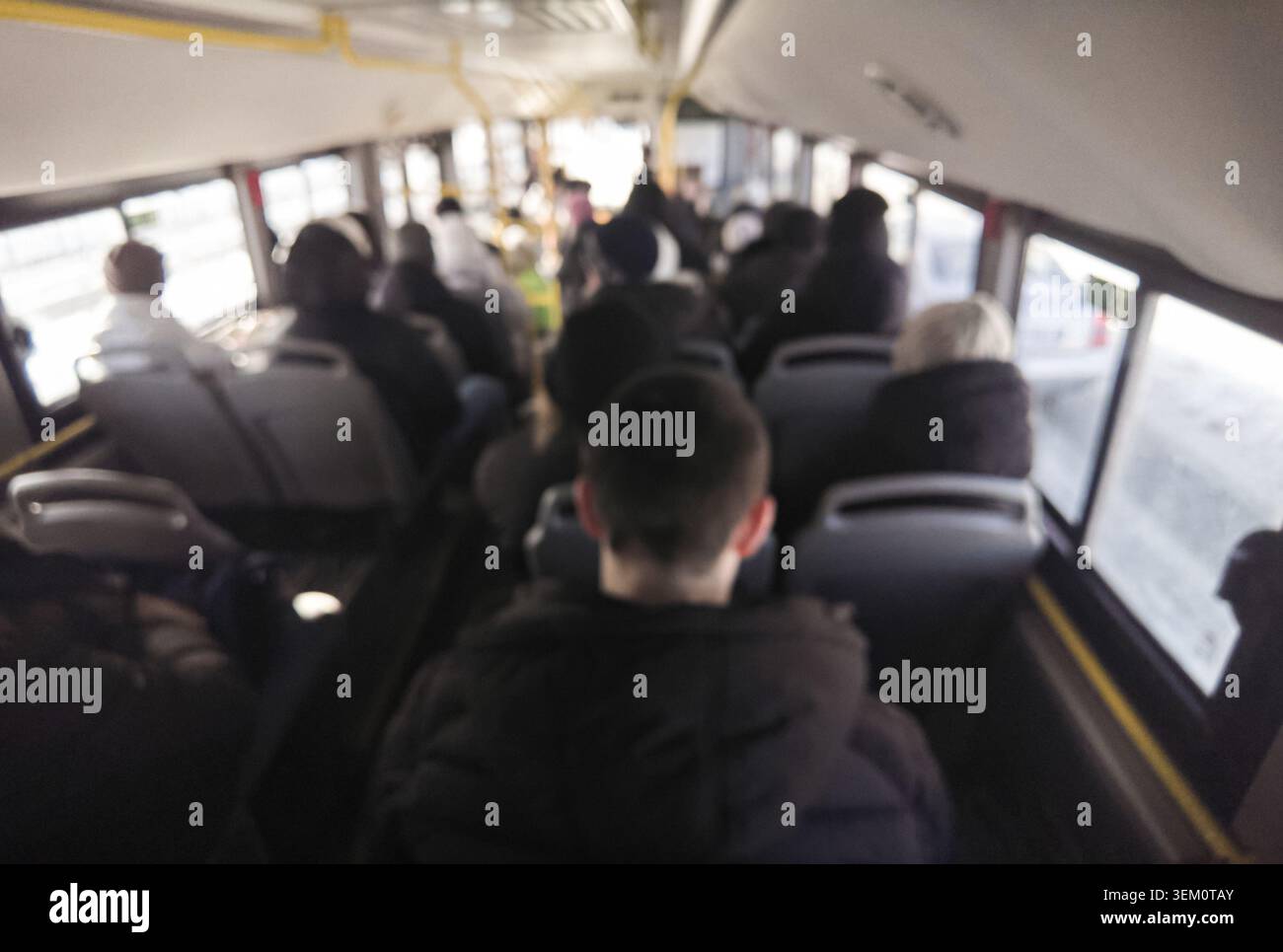 Déplacements des passagers assis dans un autobus urbain bondé intérieur pendant le trajet matinal vue arrière flou sur la scène des transports en commun de l'arrière de la tête. Banque D'Images