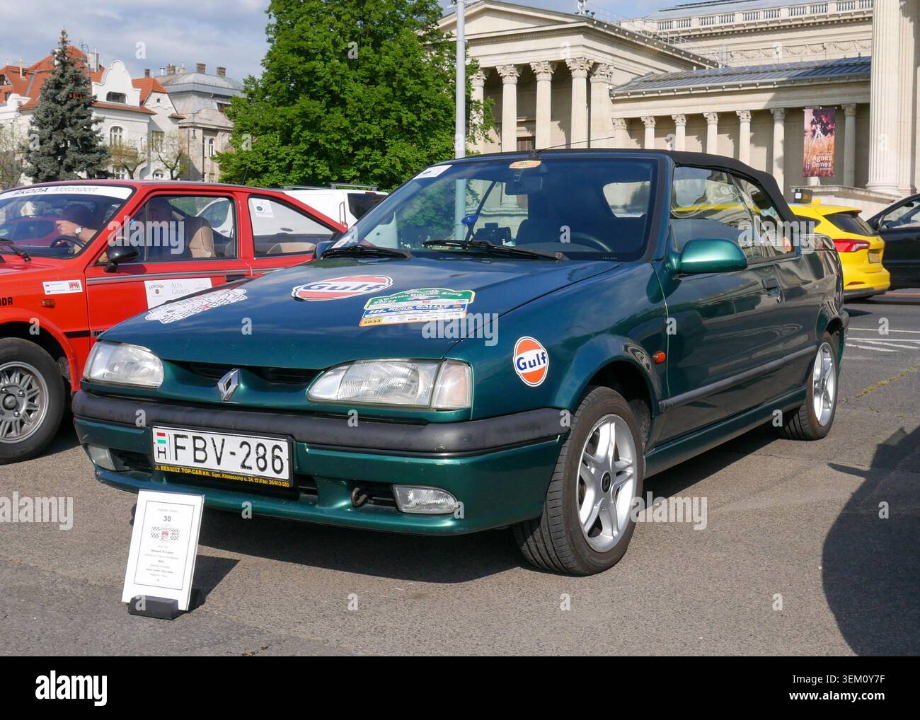 Renault R19 Convertible au départ du rallye de régularité à Budapest en 2025 Banque D'Images
