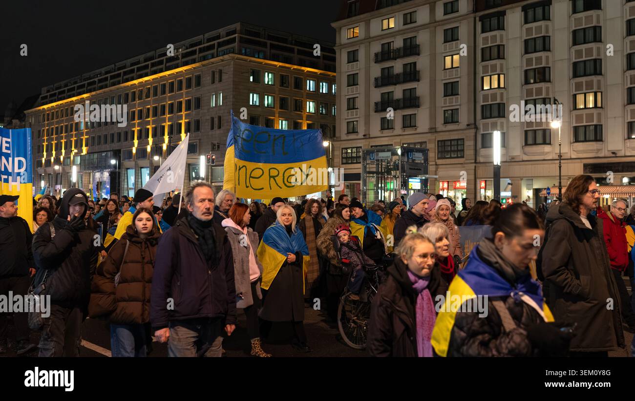 Berlin, Allemagne - 24 février 2026 : une foule nombreuse se rassemble et marche la nuit lors d'un rassemblement pro-Ukraine dans le centre de Berlin, avec de nombreux participants w Banque D'Images