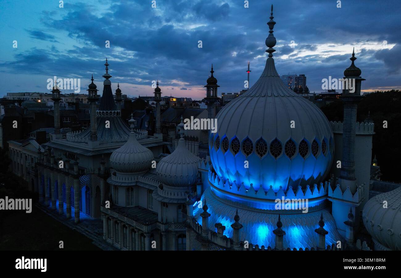 Brighton Royal Pavilion illuminé en bleu Banque D'Images
