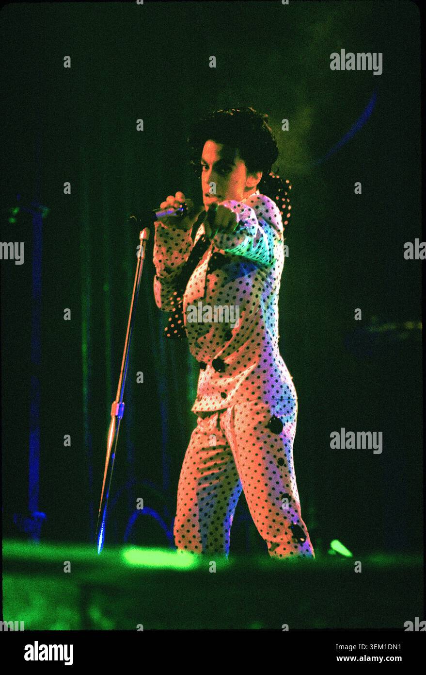 CHICAGO, ILLINOIS - 17 SEPTEMBRE 2016 : Prince se produit au Rosemont Horizon à Rosemont, Illinois, le 17 septembre 1988.© Gene Ambo Banque D'Images